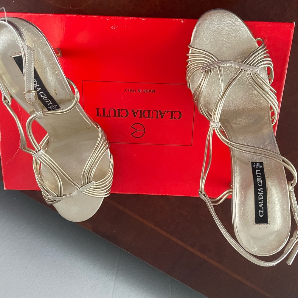 Gold heels 
Size 6 1/2
Great condition